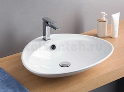 Vanna otağı fotoşəkilində yerüstü lavabo