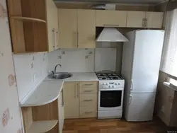 Проект кухни в хрущевке с холодильником фото