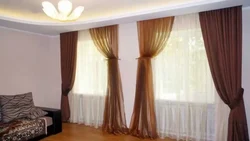 Yashash xonasi fotosuratida ikkita deraza uchun tul