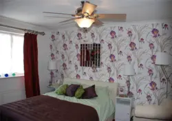 Дызайн спальні з налепленымі фота шпалерамі