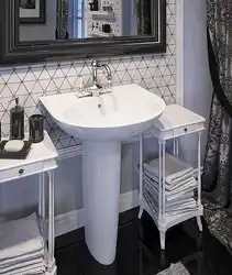 Banyoning ichki qismidagi poydevor bilan lavabo