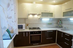Design of two-tone corner kitchens