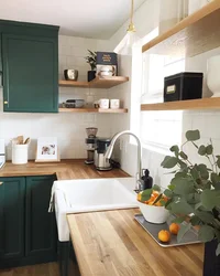 Ошхона сабз бо countertops чӯбӣ дар дохили
