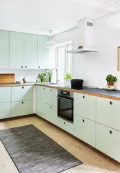 Ошхона сабз бо countertops чӯбӣ дар дохили