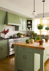 Ошхона сабз бо countertops чӯбӣ дар дохили