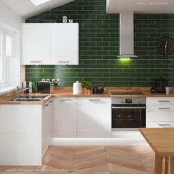 Ошхона сабз бо countertops чӯбӣ дар дохили