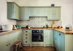 Ошхона сабз бо countertops чӯбӣ дар дохили