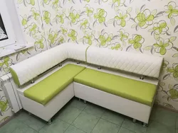 Гӯшаи ошхона бо акси ҷои хоб