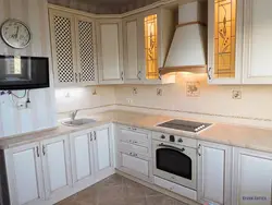 Дизайн кухни с коробом 9