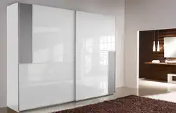 Zamonaviy uslubdagi fotosuratda yotoqxona uchun shkaf dizayni