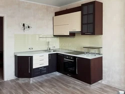 Фото угловая кухня шкафы по одной стене