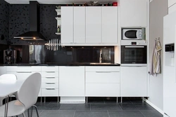 Qora Stol Usti Va Splashback Bilan Oshxona Dizayni