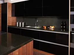 Дызайн кухні з чорнай стальніцай і фартухом