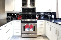 Тарҳи ошхона бо countertop сиёҳ ва splashback