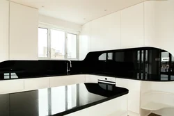 Qora stol usti va splashback bilan oshxona dizayni