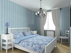 Қонақ бөлмесінің фотосуретіндегі көк тұсқағазға арналған перделер