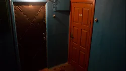 Пәтердің Алдыңғы Есігінің Фотосы