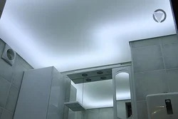 Işıqlandırma ilə banyoda asma tavanların fotoşəkili
