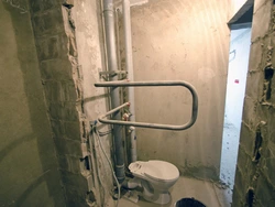 Bir panel ev fotoşəkilində tualetin vanna otağı ilə birləşməsi