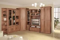 Деворҳо бо гардероби кунҷӣ барои меҳмонхона дар акси услуби муосир