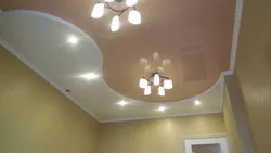 Ас үйде жарықтандыру екі деңгейлі дизайны бар гипсокартон төбесі