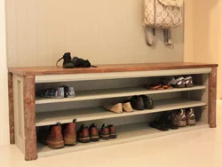 Koridorda ağacdan hazırlanmış DIY ayaqqabı rafı fotoşəkili