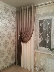Balkon fotoşəkili ilə oturma otağında tül