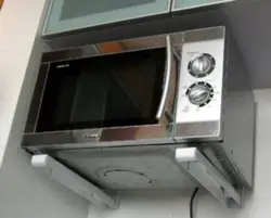Мікрахвалеўка на кранштэйнах на кухні фота