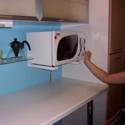 Mətbəx fotoşəkilindəki mötərizədə mikrodalğalı soba