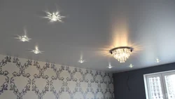 Mənzildə salon fotoşəkili üçün çilçıraqsız asma tavanlar