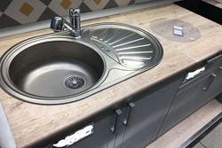 Дуб корсика столешница в интерьере кухни