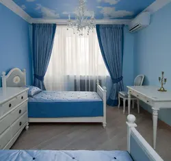 Шторы блакітныя ў інтэр'еры спальні