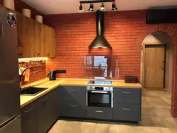G'ishtli oshxona fotosuratini qo'ying