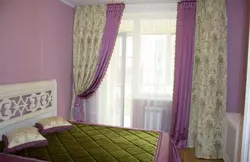 Жатын бөлмесінің фотосуретіндегі сирень тұсқағазына арналған перделер