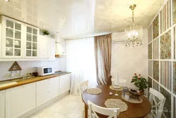Kiçik bir mətbəx fotoşəkilində tavan dizaynı