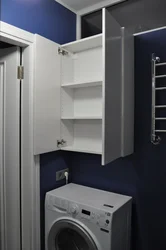 Жуынатын бөлменің шкафы кір жуғыш машинаның үстіндегі фотосурет
