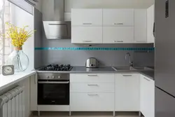 Ichki Fotosuratda Kulrang Stol Usti Va Apronli Oq Oshxona
