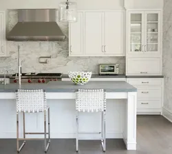 Ошхонаи сафед бо countertop хокистарӣ ва пешдоман дар акс дохилӣ