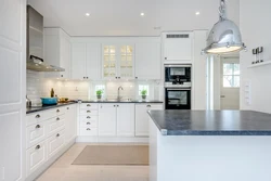 Ошхонаи сафед бо countertop хокистарӣ ва пешдоман дар акс дохилӣ