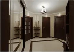 Mənzilin koridorunda divar kağızı qaranlıq qapılarla müasir fotoşəkil