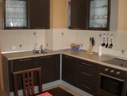 Küncdə Bir Qutu Ilə Künc Mətbəx Dizaynı