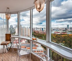 Mənzil fotoşəkilində balkon lojiqası