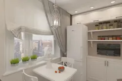 Pəncərənin yanında soyuducu ilə mətbəx dizaynı