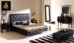 Yataq otağının daxili fotoşəkilində qara çarpayı