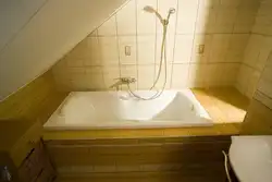 Ортасында Ваннасы Бар Ванна Бөлмесінің Фотосы