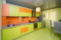 Дизайн оранжево зеленой кухни