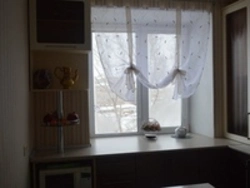 Window in the kitchen design of curtains and tulle