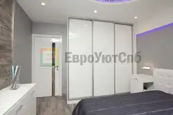 Дизайн спальни с белым шкафом купе