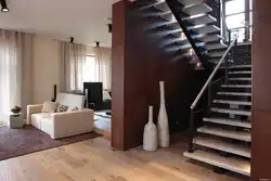 Ikkinchi qavatdagi yashash xonasining ichki qismi