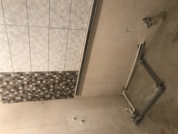 Акс дар бораи чӣ гуна гузоштани сафолҳо дар ванна
